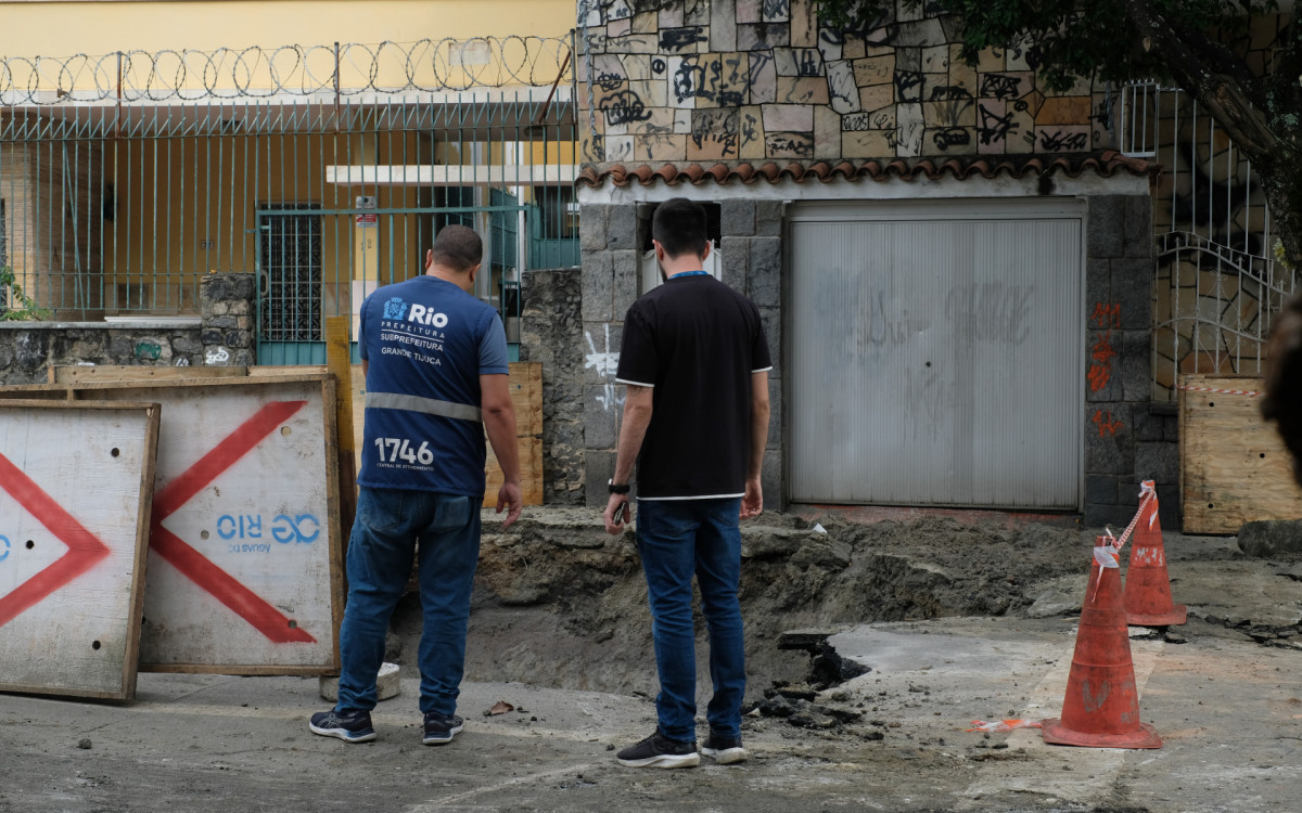 Cratera se abre na Rua General Zenóbio da Costa em Vila Isabel, nesta quarta-feira(31). Fotos: Pedro Ivo/ Agência O Dia