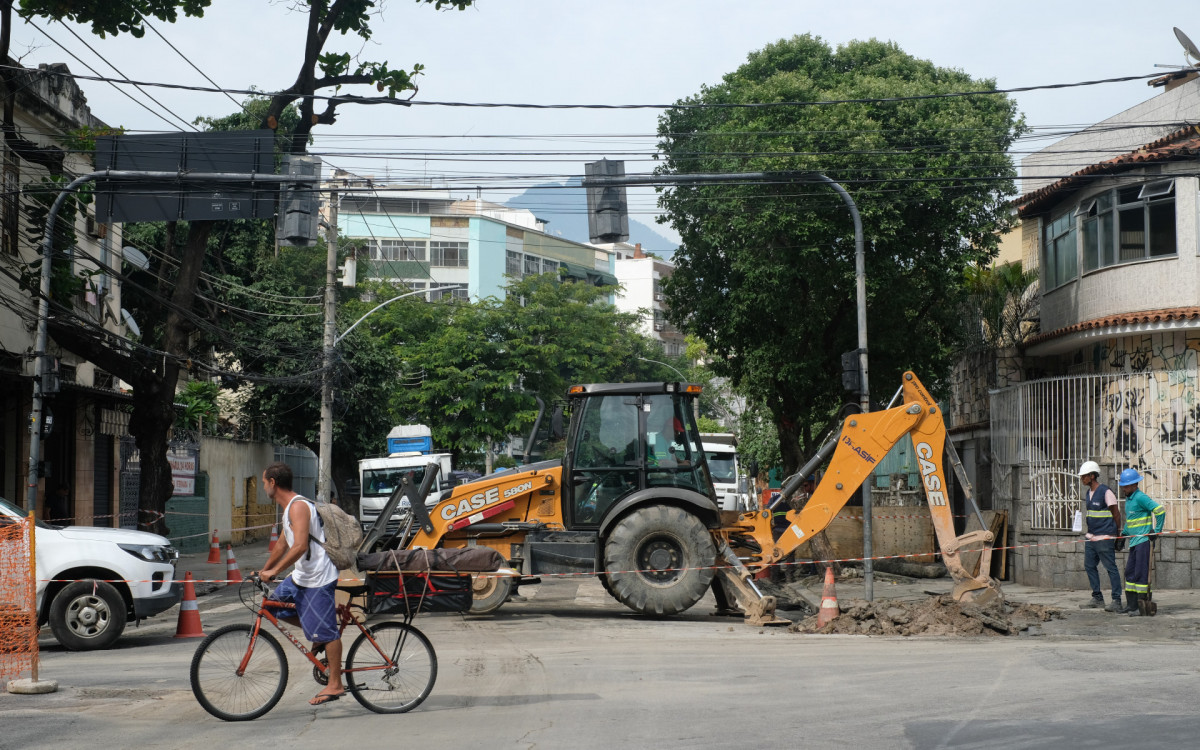 Cratera se abre na Rua General Zenóbio da Costa em Vila Isabel, nesta quarta-feira(31). Fotos: Pedro Ivo/ Agência O Dia