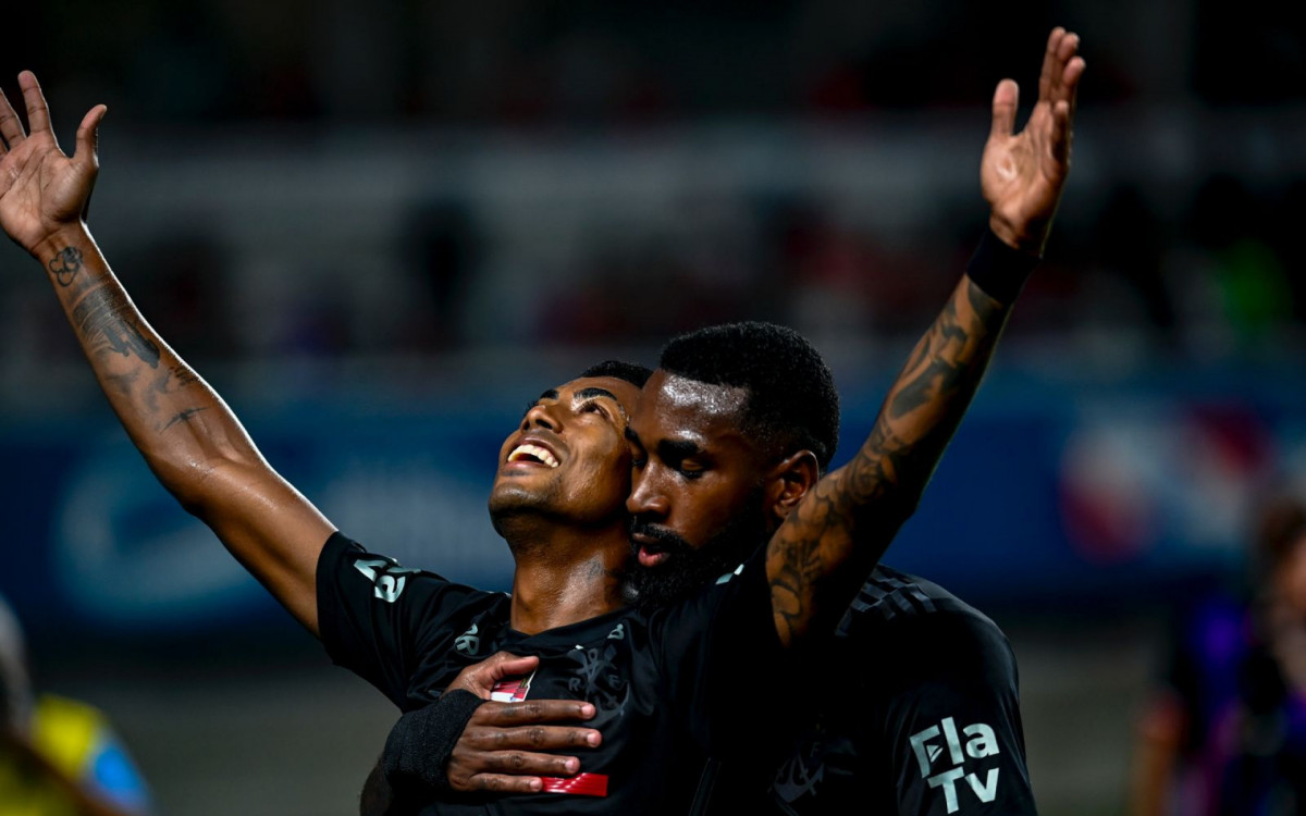 Abraçado por Gerson, o atacante Bruno Henrique celebra seu gol, o primeiro do Flamengo em Belém