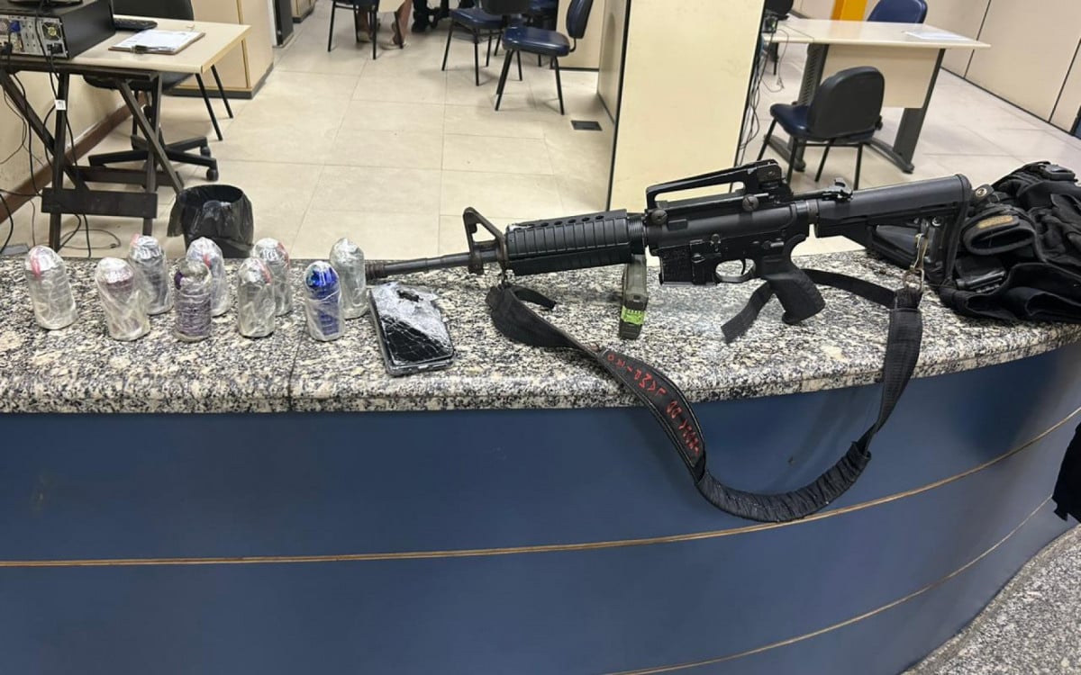 PMs apreenderam fuzil calibre 556 e nove granadas no Conjunto César Maia na terça-feira - Divulgação/Polícia Militar