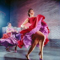 Formada em canto, piano e balé desde muito jovem, Rivera começou a dançar na Broadway antes dos 20 anos - Reprodução: redes sociais