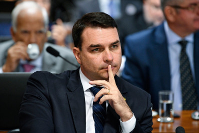 Flávio Bolsonaro vota a favor da PEC das Drogas e ironiza: 'Homenagem à harmonia entre Poderes'