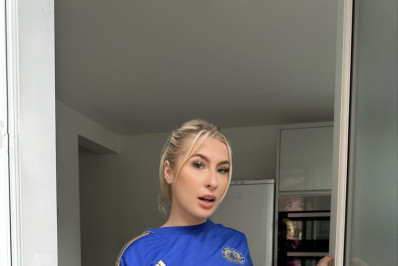 Musa do Chelsea sensualiza antes de clássico inglês: 'Próxima parada'