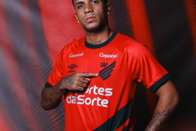 Athletico-PR confirma contratação por empréstimo de atacante do Flamengo