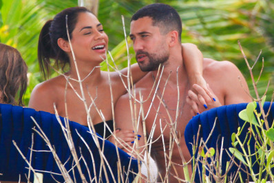 Lexa é tietada por fã em dia de praia com o namorado