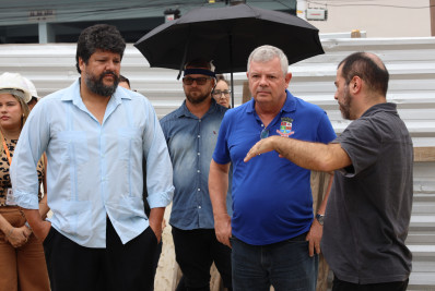 Axel Grael visita obras da Casa Aprendiz, novo polo cultural da Zona Norte