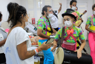 Doutores da Alegria leva cultura gratuita a hospital em Caxias