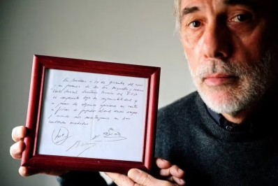 Guardanapo com primeira assinatura de Messi com o Barcelona será leiloado e pode valer até R$ 3 milhões