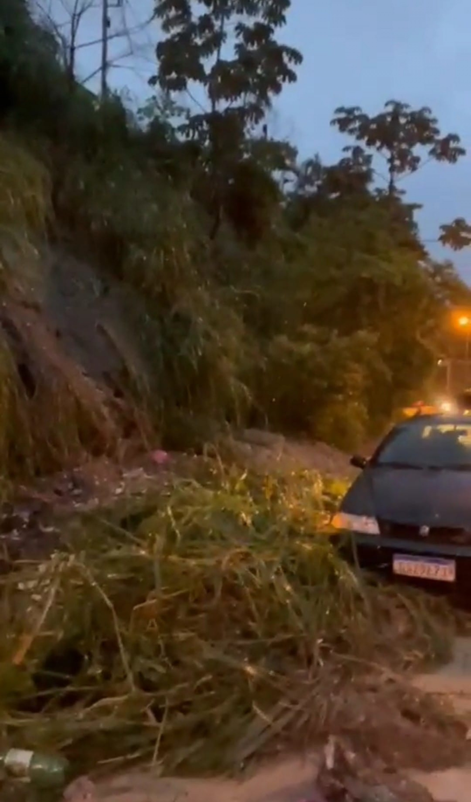 Deslizamento de encosta interditou a Rodovia Amaral Peixoto, em Niterói - Reprodução/Redes Sociais