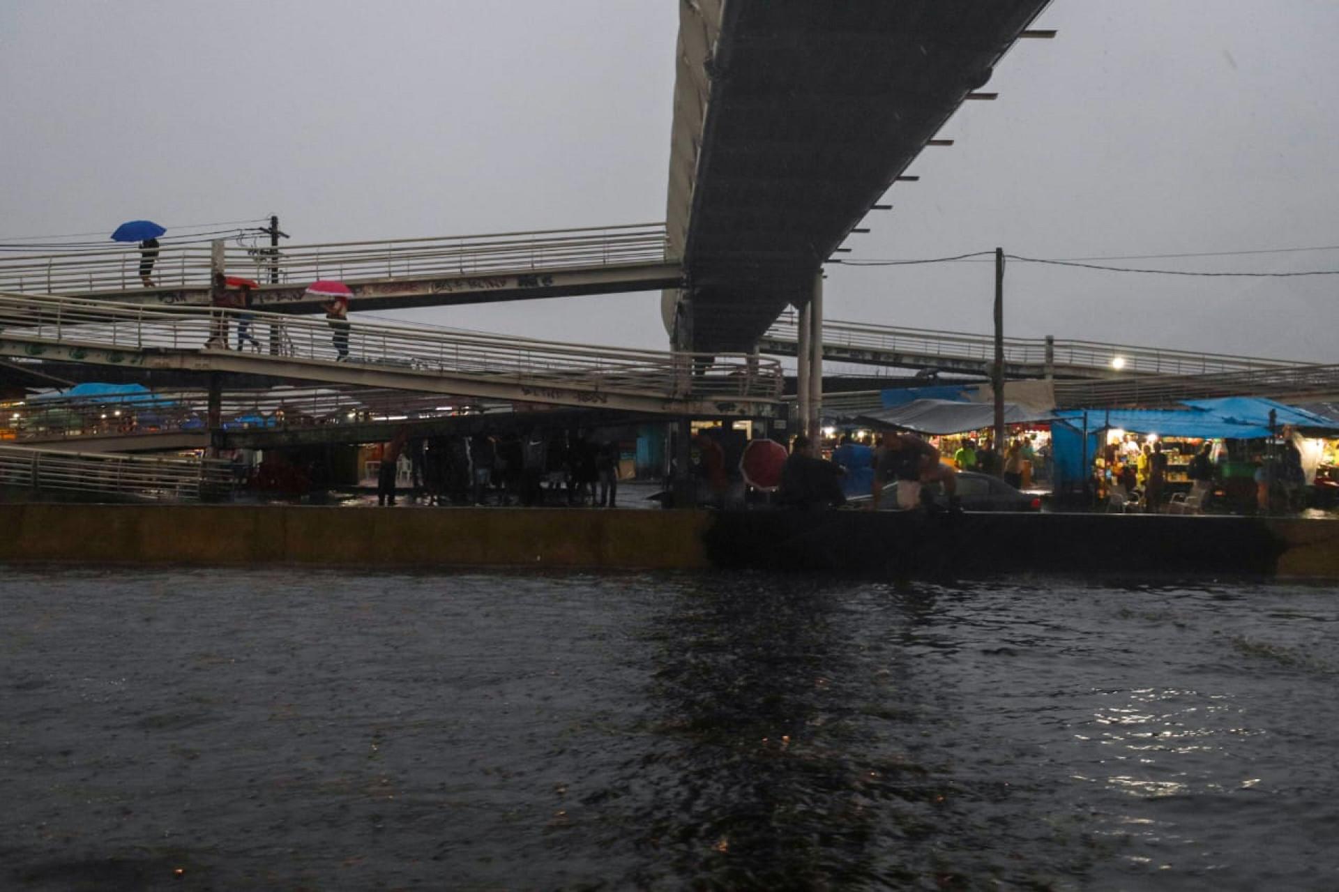 Temporal causou alagamento na Avenida Brasil, altura da Fiocruz, em Manguinhos, na Zona Norte - Renan Areias / Agência O Dia
