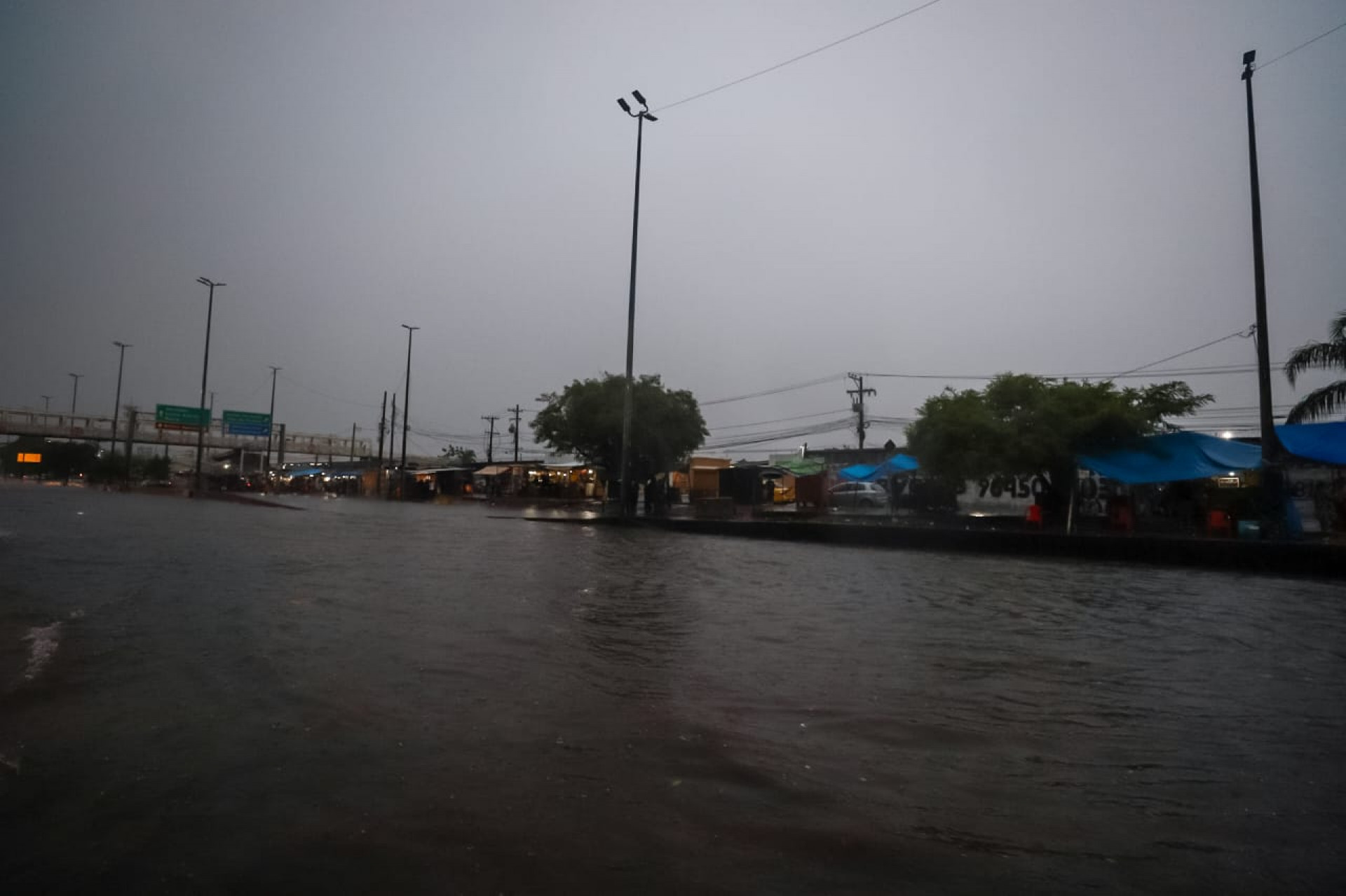 Temporal causou alagamento na Avenida Brasil, altura da Fiocruz, em Manguinhos, na Zona Norte do Rio - Renan Areias / Agência O Dia