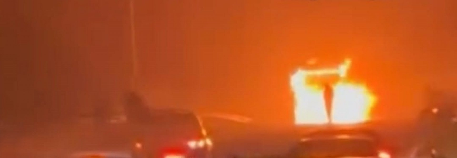 Bombeiros estão no combate às chamas do coletivo que pegou fogo na Rio-Santos - Divulgação/reprodução rede social