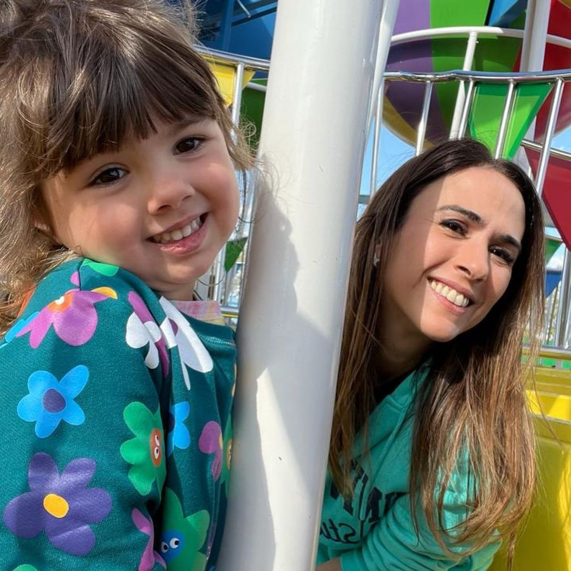 Tata Werneck posa ao lado da filha, Clara Maria, nos parques da Disney
- Reprodução / Instagram