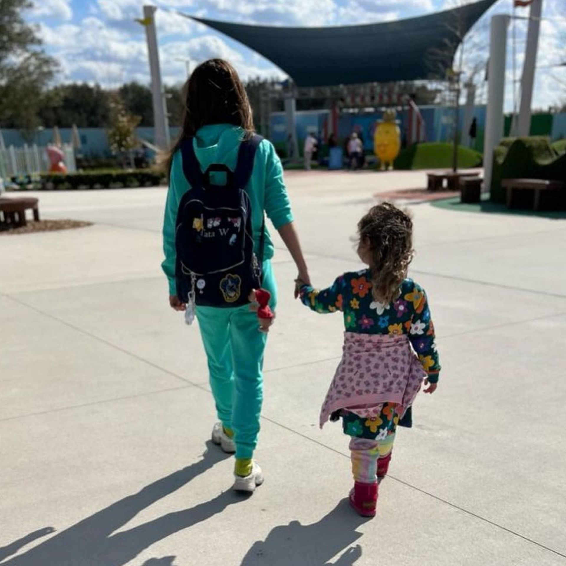 Tata Werneck posa ao lado da filha, Clara Maria, nos parques da Disney
- Reprodução / Instagram