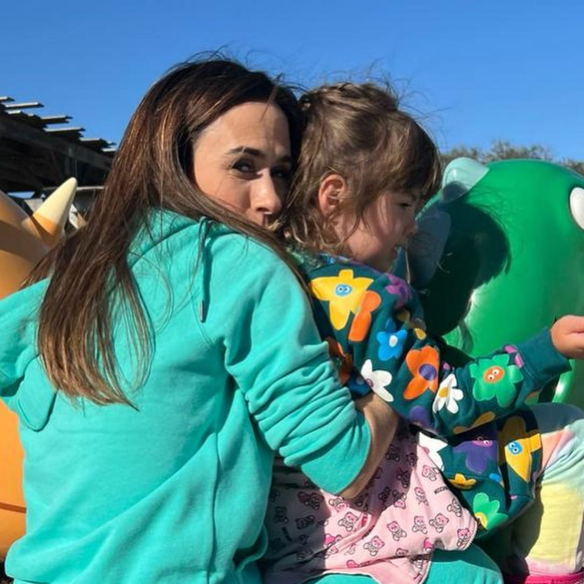 Tata Werneck posa ao lado da filha, Clara Maria, nos parques da Disney
- Reprodução / Instagram