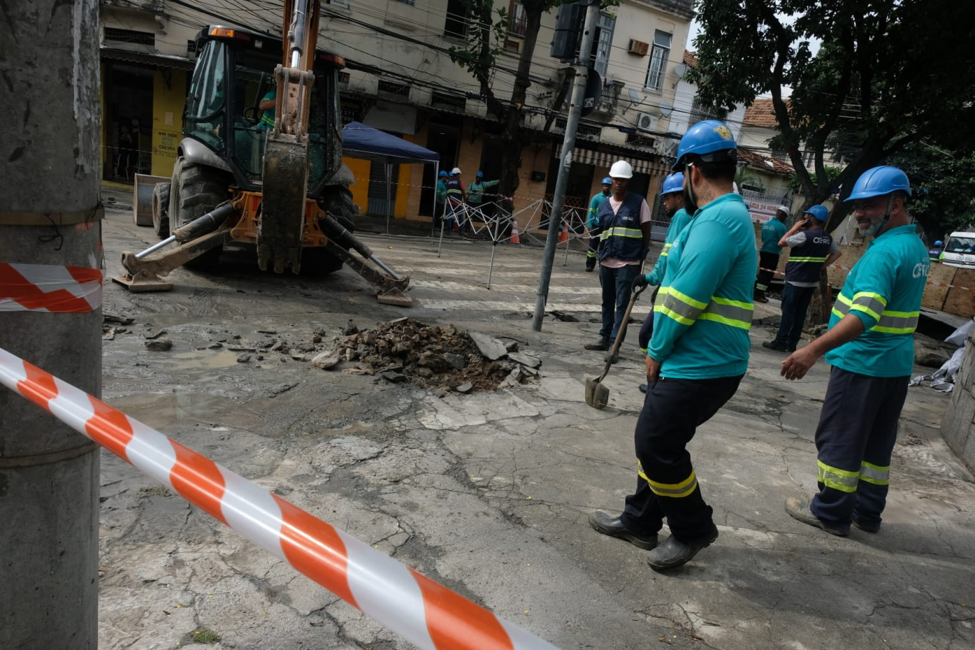 Agentes trabalham para consertar a tubulação - Pedro Ivo / Agência O Dia
