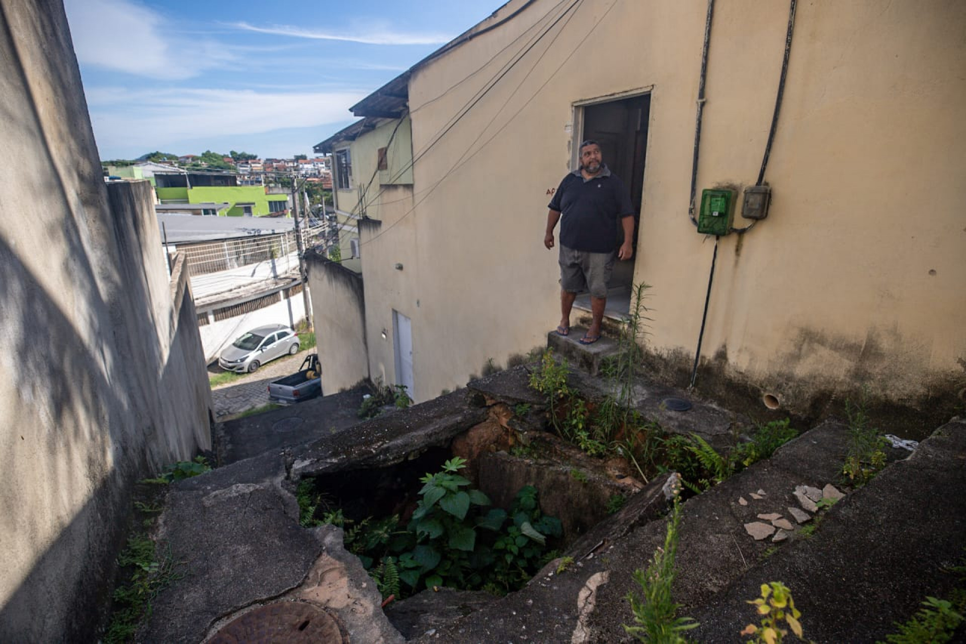 Luiz Fernando teve a entrada da sua casa interditada devido a cratera - Renan Areias / Ag&ecirc;ncia O Dia