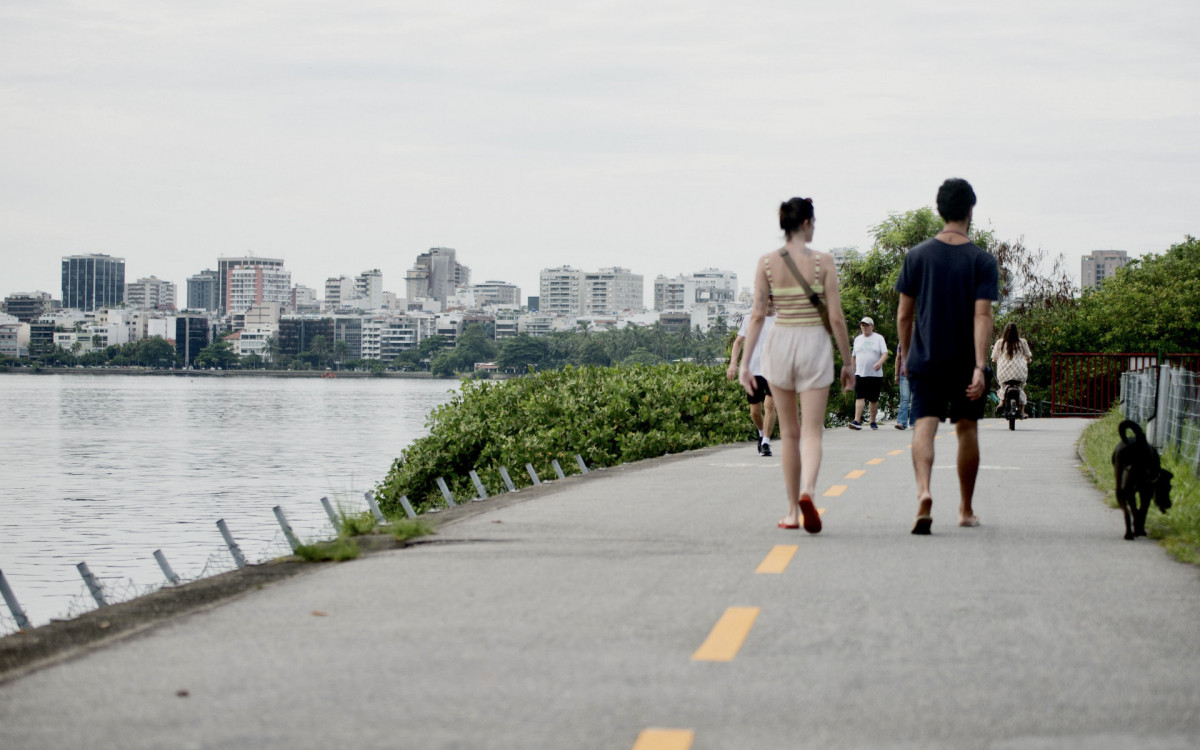 Movimentação na Lagoa Rodrigo de Freitas, na Zona Sul, na manhã de ontem; fevereiro também deve registrar temperaturas acima da média 