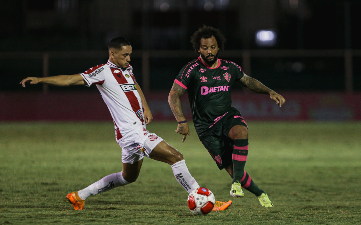 Lance da partida entre Fluminense e Bangu, no Estádio Luso Brasileiro, nesta quinta-feira