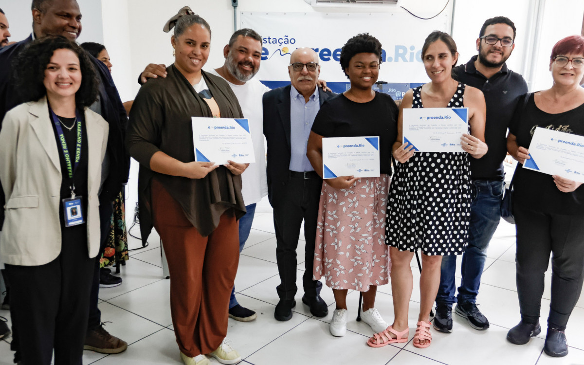 O secretário Everton Gomes com alunos do curso de marketing digital