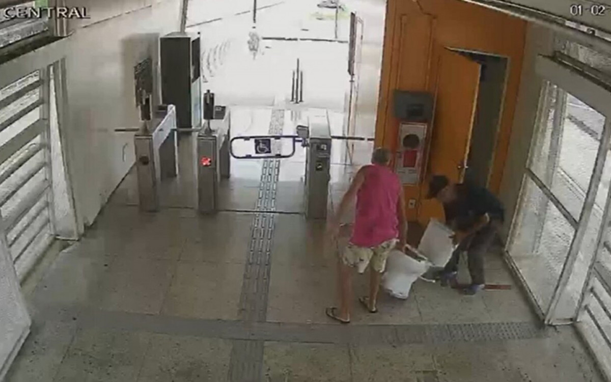 Dois homens são flagrados furtando um vaso sanitário na estação Ibiapina, na Penha