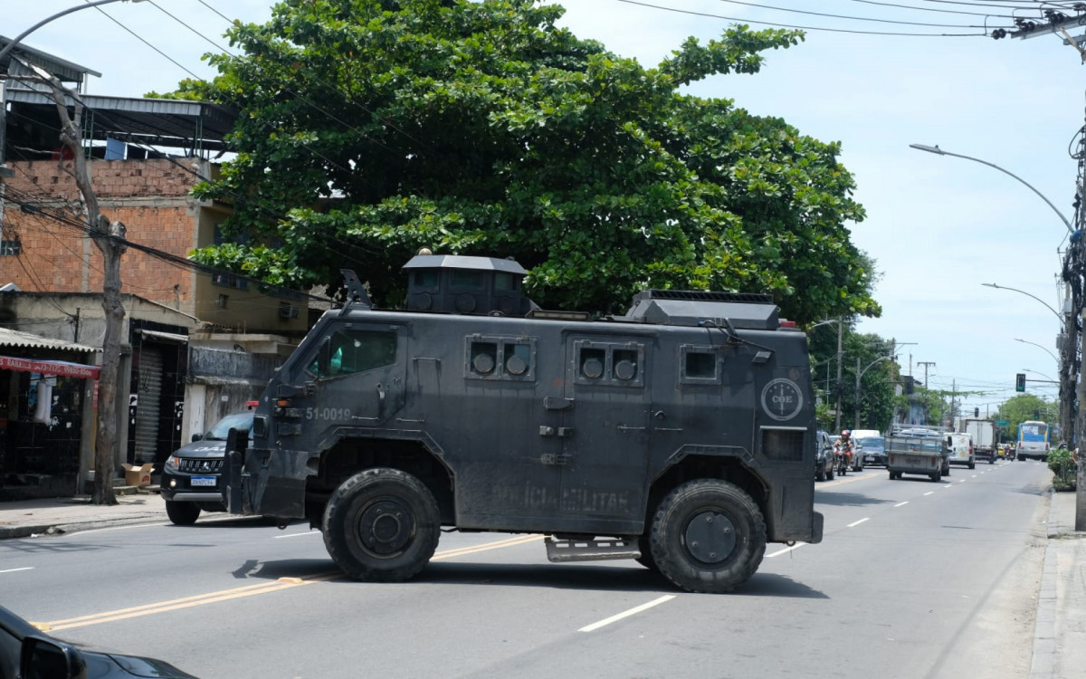 Blindado da PM nos acessos á Cidade de Deus