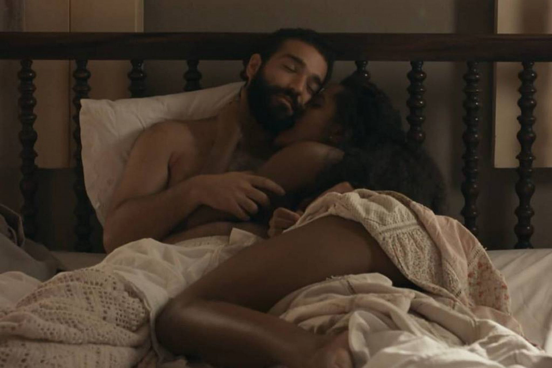 Zé Inocêncio (Humberto Carrão) e Maria Santa (Duda Santos) em cena da novela 'Renascer' - Reprodução