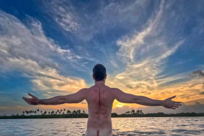 Rainer Cadete posta foto pelado e de costas, mas fãs pedem: 'Queremos a de frente'