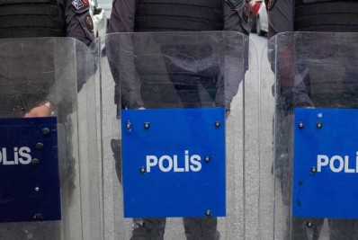 Crítico da ofensiva israelense faz reféns em fábrica de multinacional na Turquia