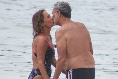 Andrea Beltrão beija o marido em meio ao mar de Copacabana
