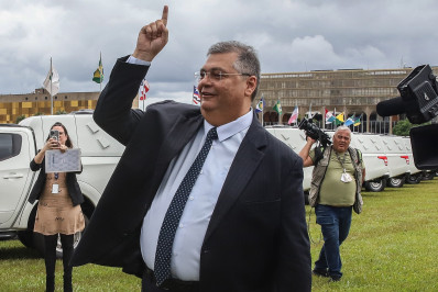 Antes de tomar posse no STF, Dino discursa no Senado e defende prerrogativas da Corte