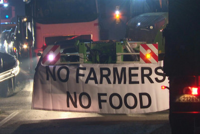 Agricultores intensificam protestos apesar das concessões da União Europeia