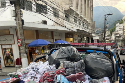 Polícia apreende grande quantidade de roupas falsificadas na Rua Teresa
