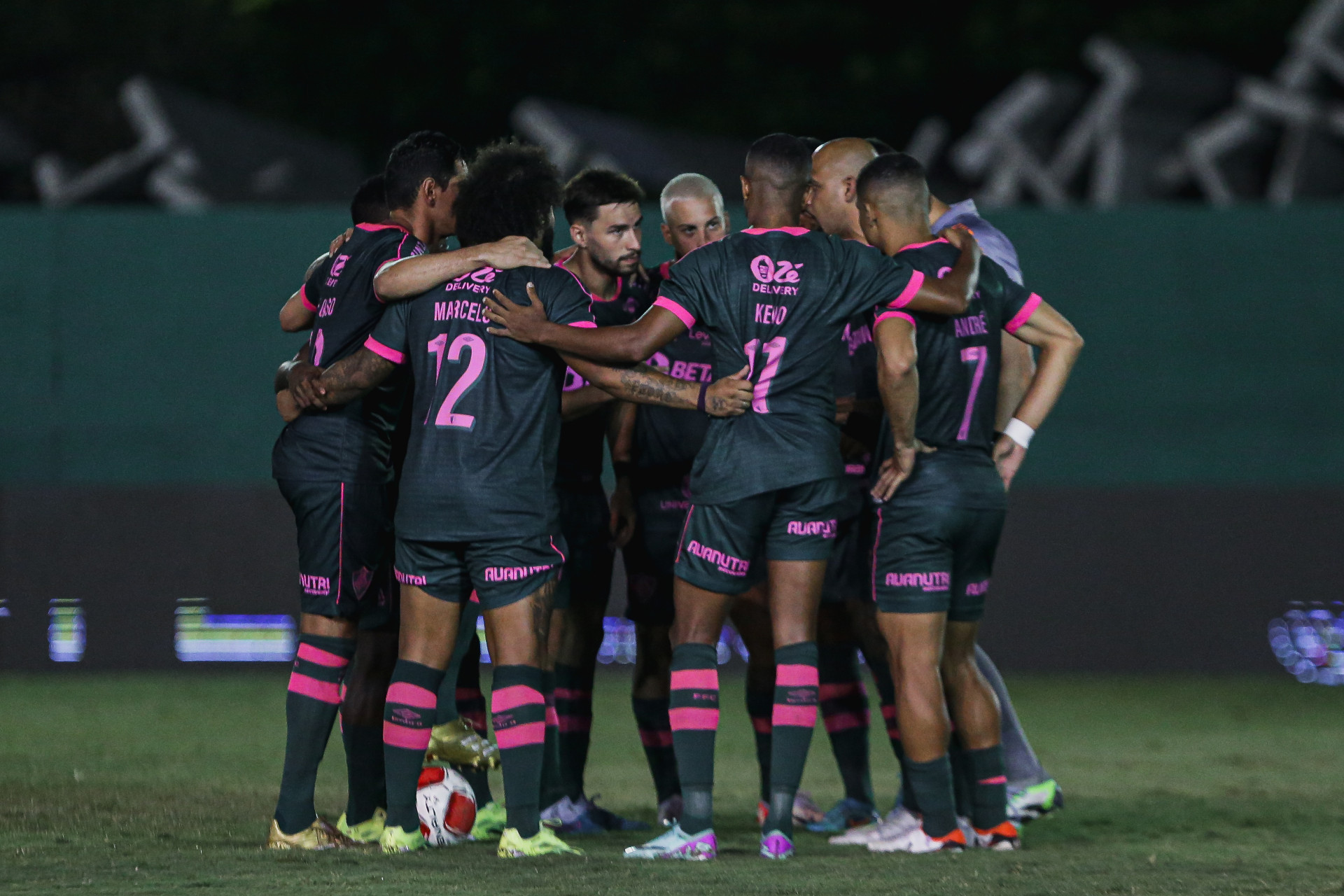 Jogadores do Fluminense reunidos no gramado - Lucas Mercon/Fluminense FC