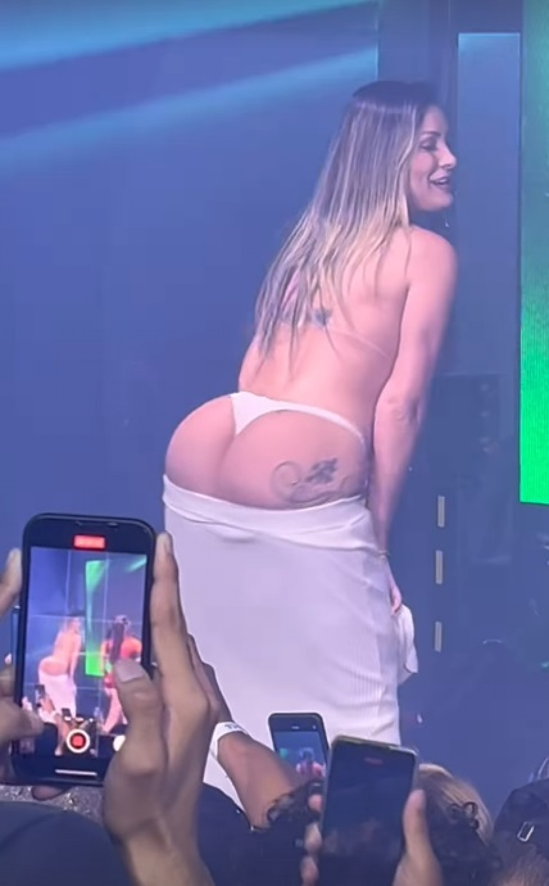 Andressa Urach participa de show de MC Pipokinha   - Reprodução de vídeo