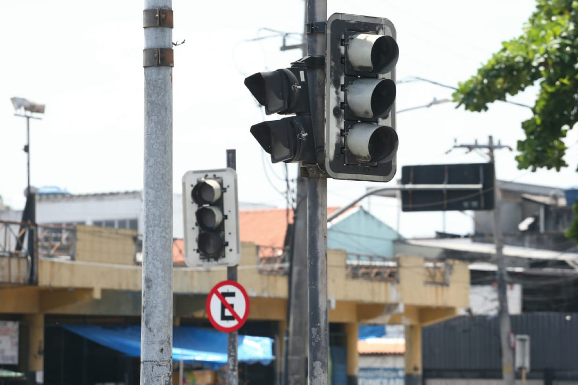 Apagão na Ilha do Governador causou transtornos no trânsito de veículos e de pedestres nesta quinta-feira (1º) - Cleber Mendes / Agência O Dia