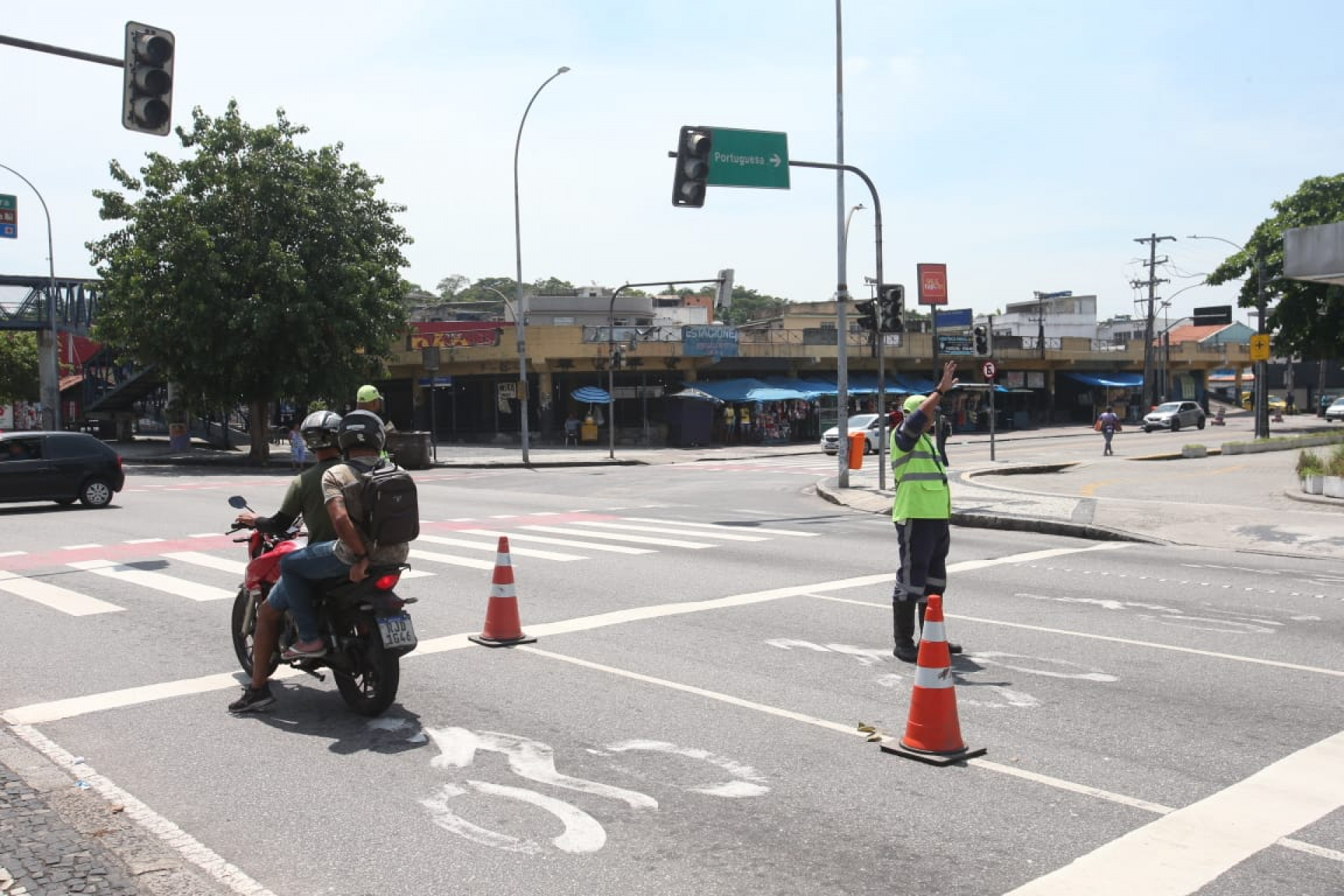 Apagão na Ilha do Governador causou transtornos no trânsito de veículos e de pedestres nesta quinta-feira (1º) - Cleber Mendes / Agência O Dia