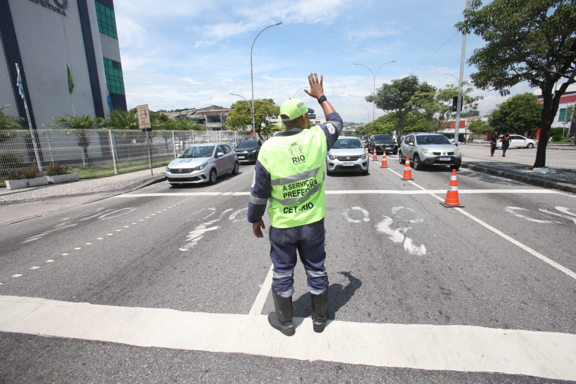 Apagão na Ilha do Governador causou transtornos no trânsito de veículos e de pedestres nesta quinta-feira (1º) - Cleber Mendes / Agência O Dia