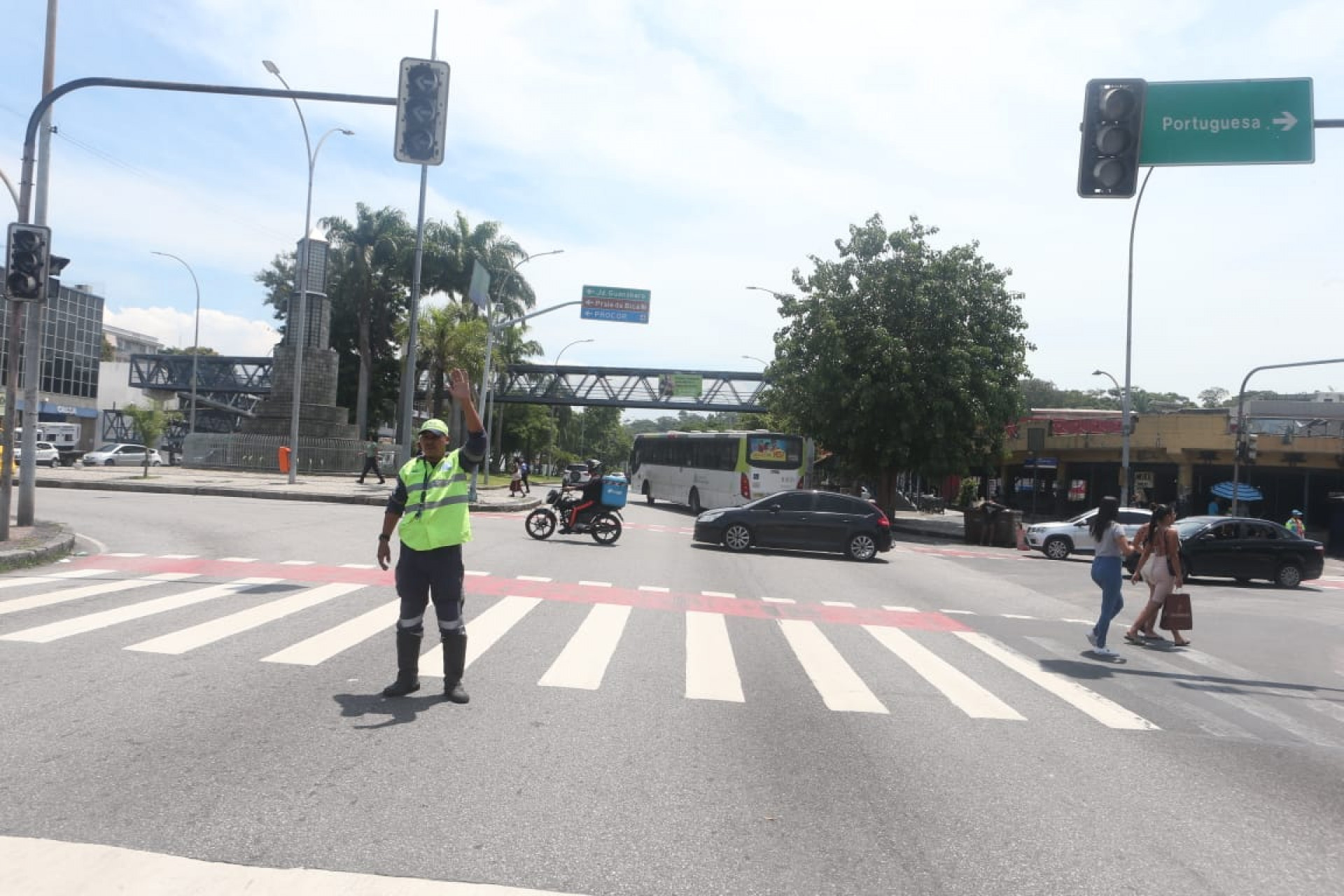 Apagão na Ilha do Governador causou transtornos no trânsito de veículos e de pedestres nesta quinta-feira (1º) - Cleber Mendes / Agência O Dia