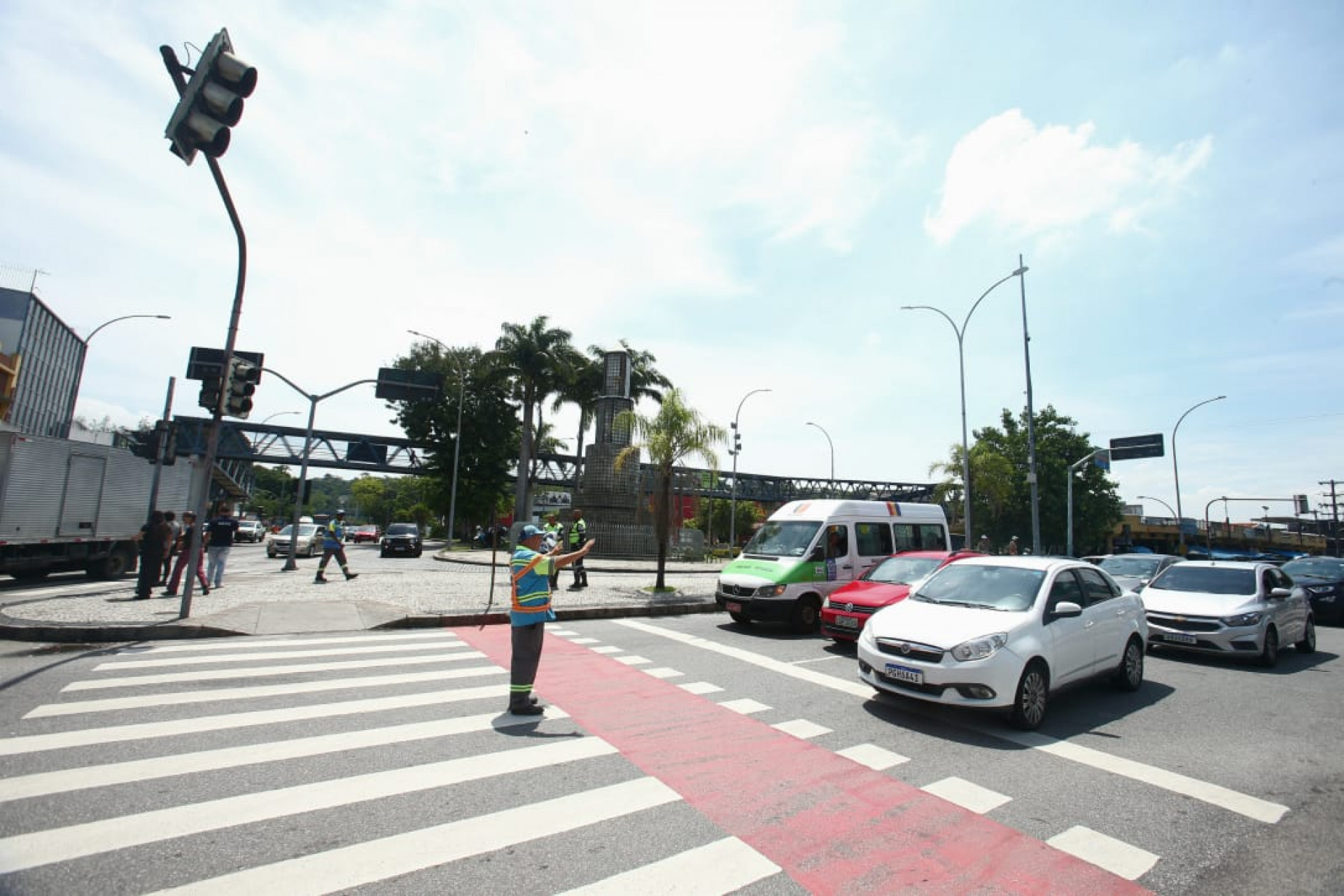 Apagão na Ilha do Governador causou transtornos no trânsito de veículos e de pedestres nesta quinta-feira (1º) - Cleber Mendes / Agência O Dia