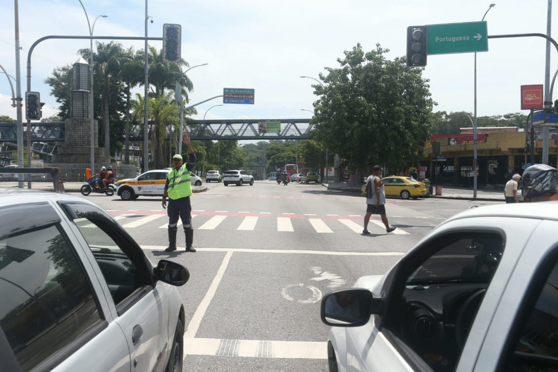 Apagão na Ilha do Governador causou transtornos no trânsito de veículos e de pedestres nesta quinta-feira (1º) - Cleber Mendes / Agência O Dia