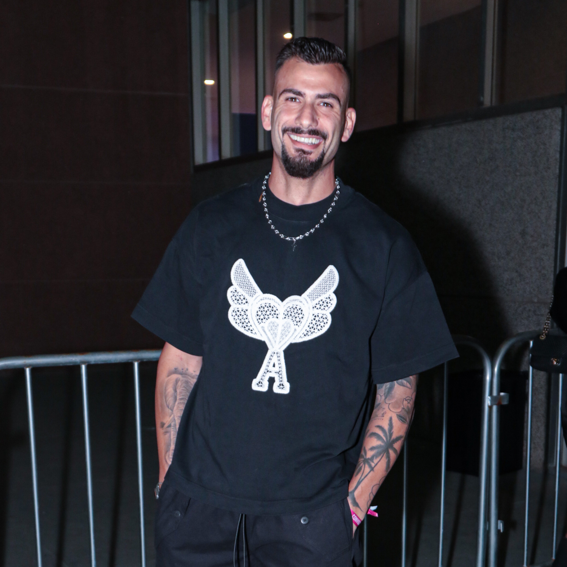 Ex-BBB Nizam - Van Campos / Agnews