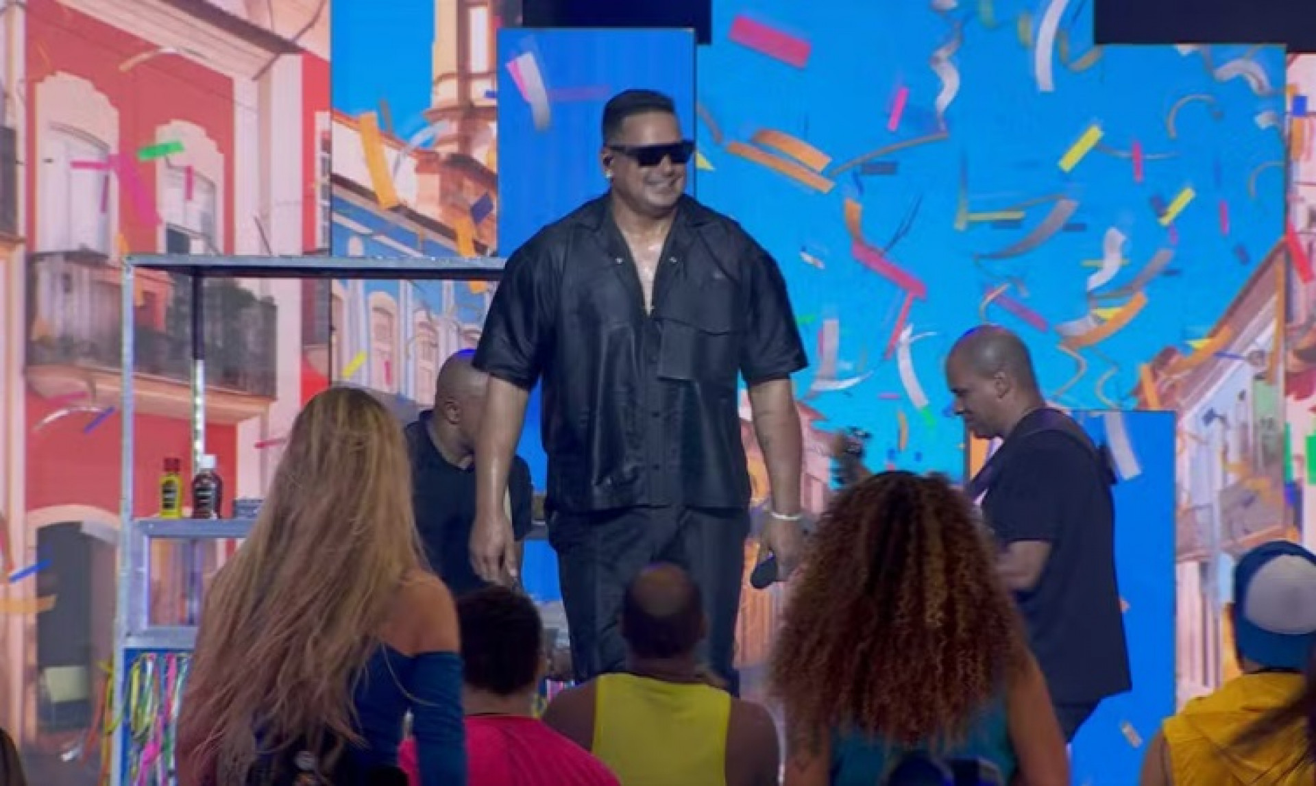 Beatriz comete gafe com Xanndy Harmonia em festa - Reprodução de vídeo / TV Globo