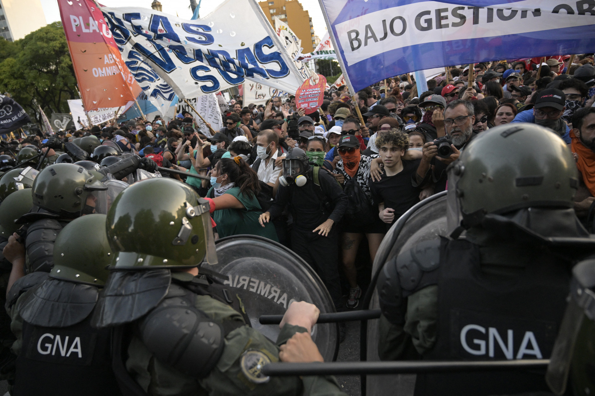 Votação da 'Lei Ônibus' no congresso argentino teve confronto entre manifestantes e policias na quinta-feira, 1 - Juan Mabromata / AFP