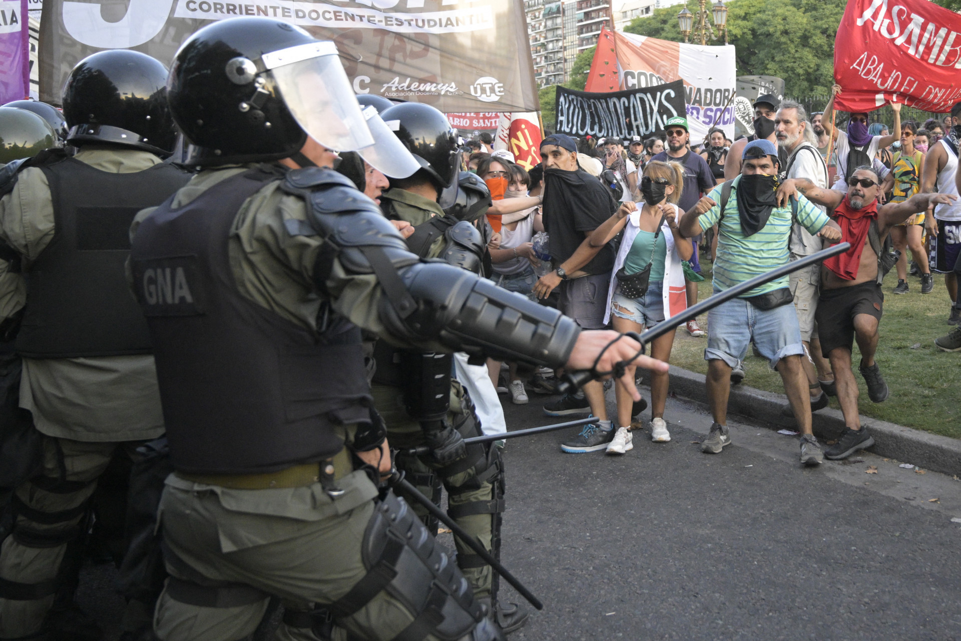 Votação da 'Lei Ônibus' no congresso argentino teve confronto entre manifestantes e policias na quinta-feira, 1 - Juan Mabromata / AFP
