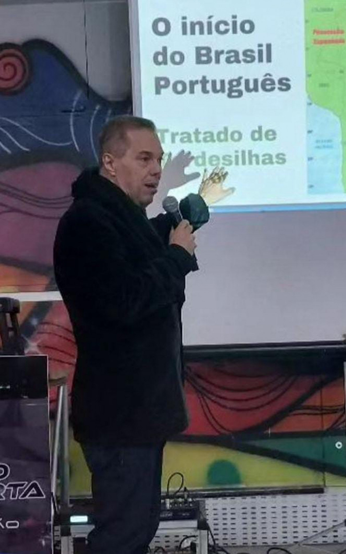 Professor William Campos ministrando aula de hist&oacute;ria - Foto: Divulga&ccedil;&atilde;o