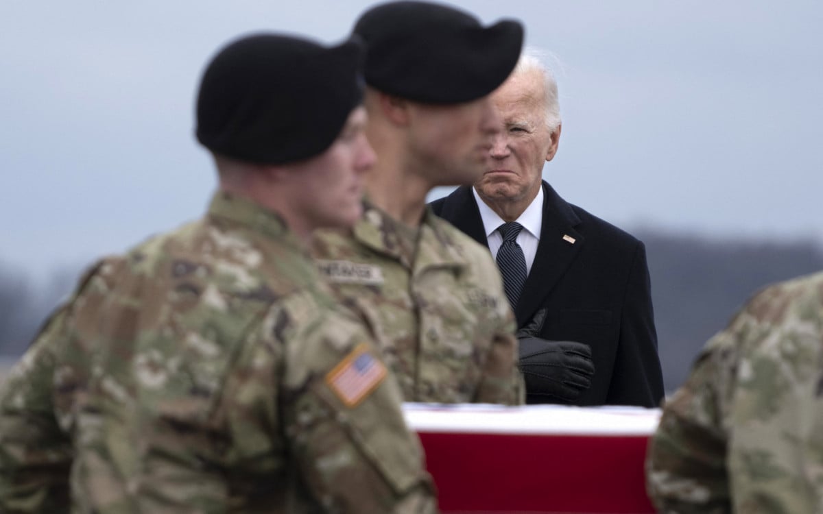 Biden participa da transferência digna dos restos mortais de três militares - AFP