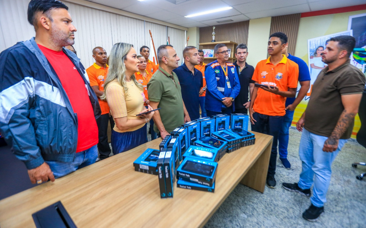 O agente comunitário Allyson Gomes foi o responsável por demonstrar ao prefeito, à deputada e aos secretários como funciona o preenchimento do cadastro