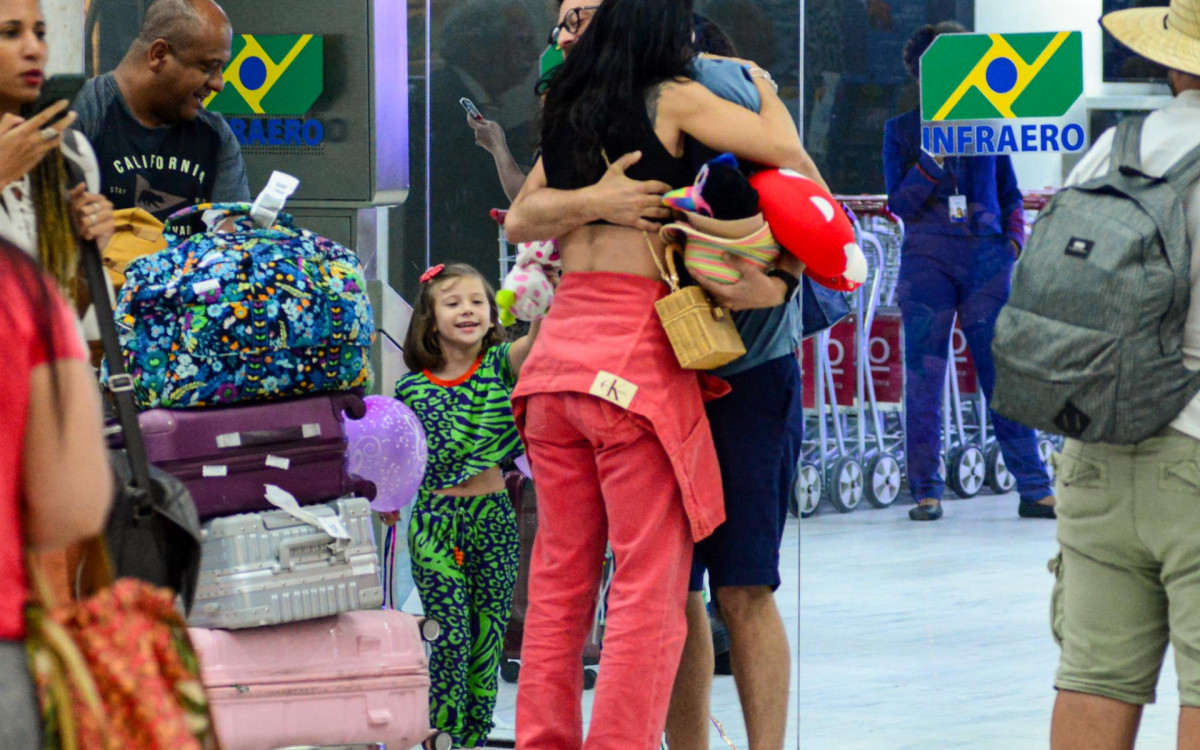 Fábio Porchat e a namorada, Priscila Castello Branco, protagonizam momentos românticos no aeroporto