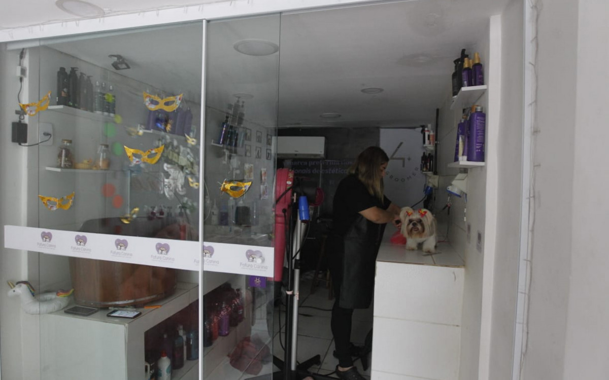 Kailane termiando um atendimento após nova falta de luz na Ilha do Governador - Reginaldo Pimenta/Agência O DIA